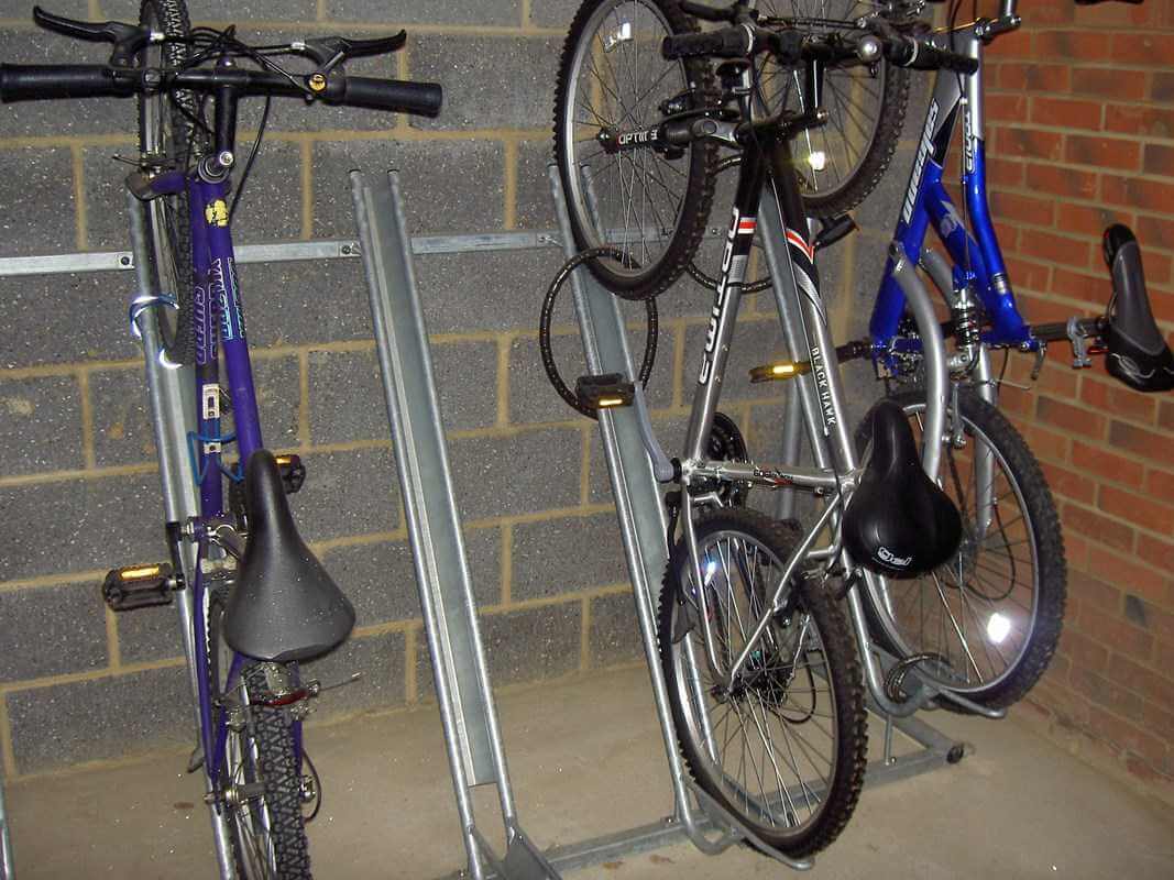 Wall-mounted bike rack - SEMI-VERTICAL - AUTOPA - galvanized steel